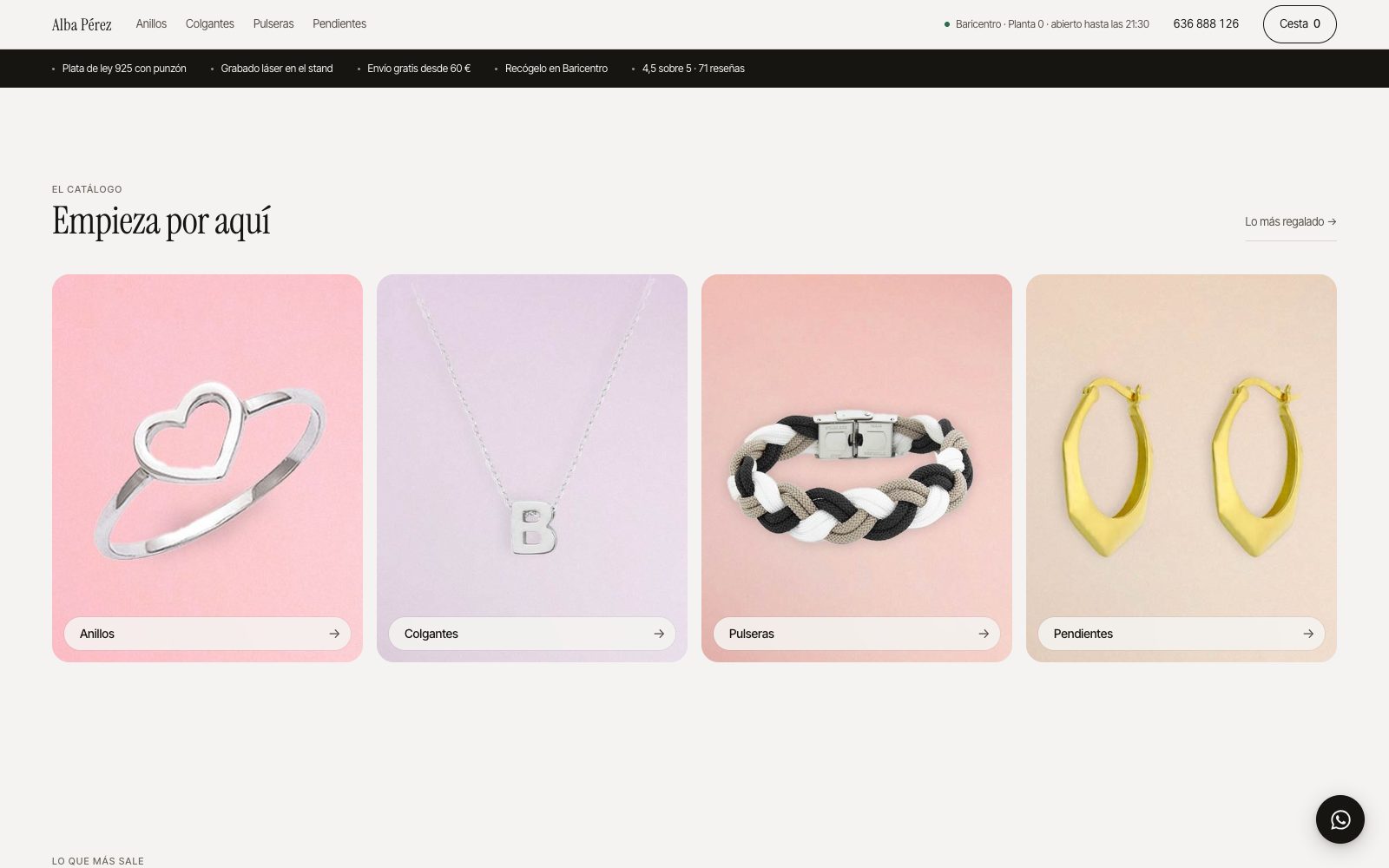 Bajo la cinta de promesas, las cuatro categorías —anillos, colgantes, pulseras y pendientes— cada una con una foto de producto