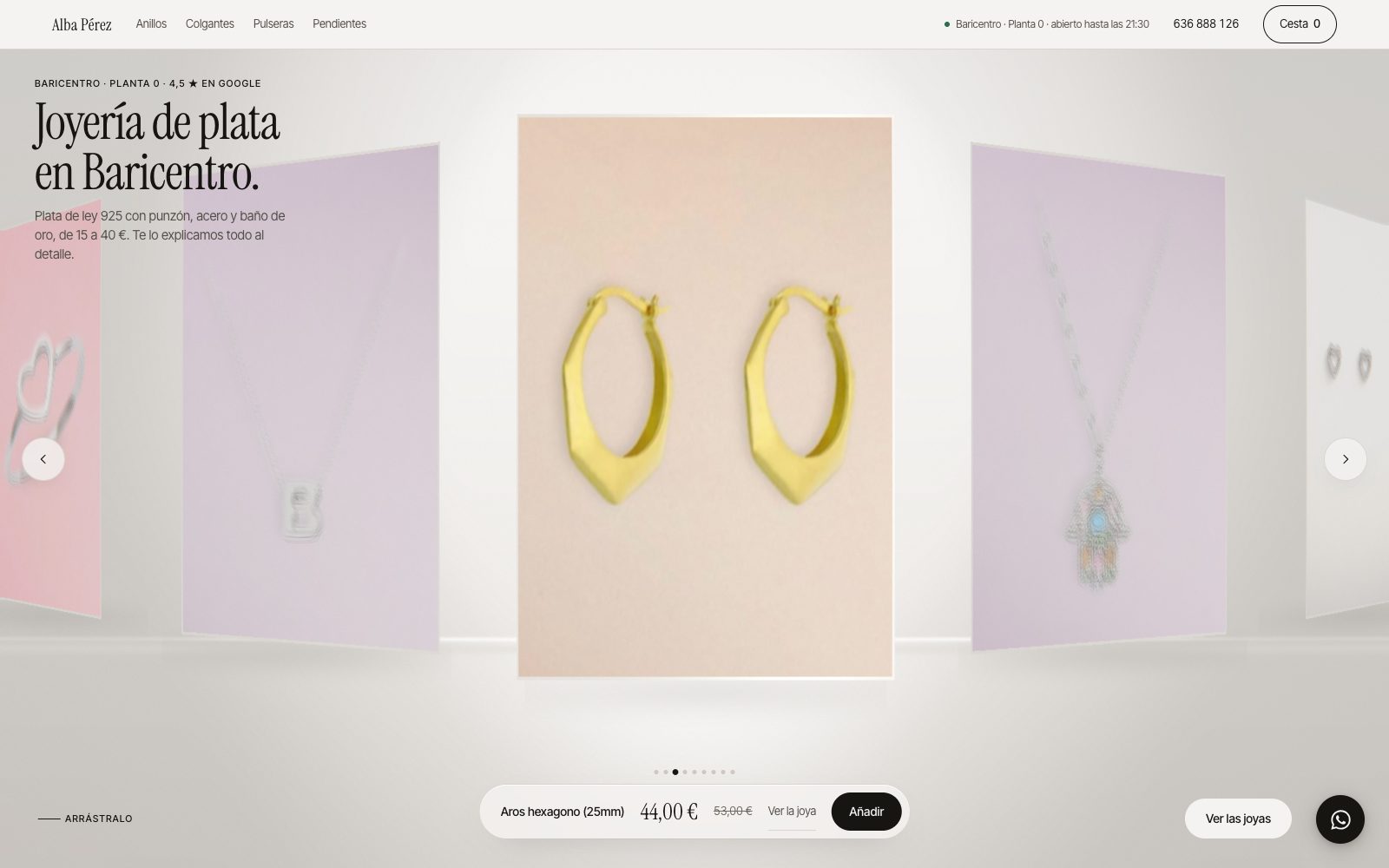 Los aros hexágono bajo el foco del escaparate, con la ficha flotante debajo: nombre, precio, precio anterior, ver la joya y añadir