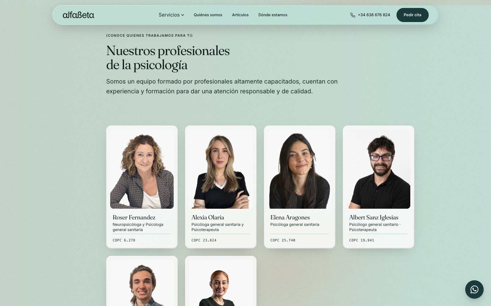 Fichas de vidrio blanco del equipo con retrato, nombre, especialidad y número de colegiado COPC