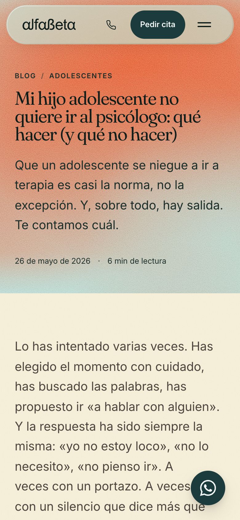 Artículo «Mi hijo adolescente no quiere ir al psicólogo: qué hacer (y qué no hacer)» en móvil, sobre el campo naranja