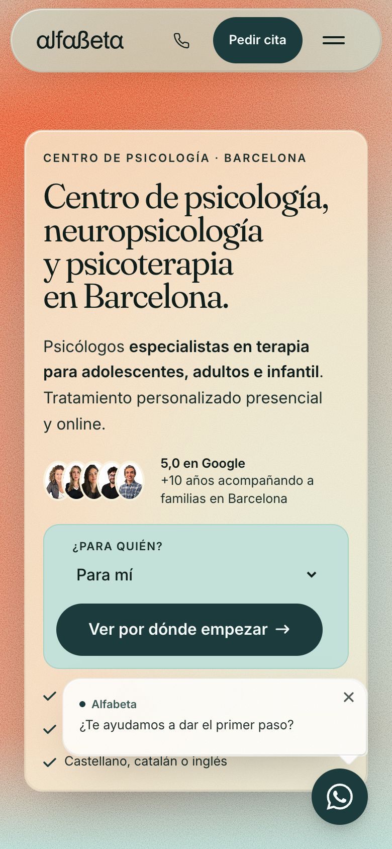 Portada de Alfabeta en móvil con el panel de vidrio, el selector «¿Para quién?» y el aviso de WhatsApp «¿Te ayudamos a dar el primer paso?»