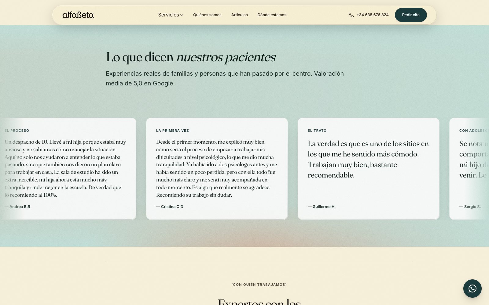 Testimonios de pacientes en tarjetas de vidrio etiquetadas por tema —el proceso, la primera vez, el trato— en una cinta continua