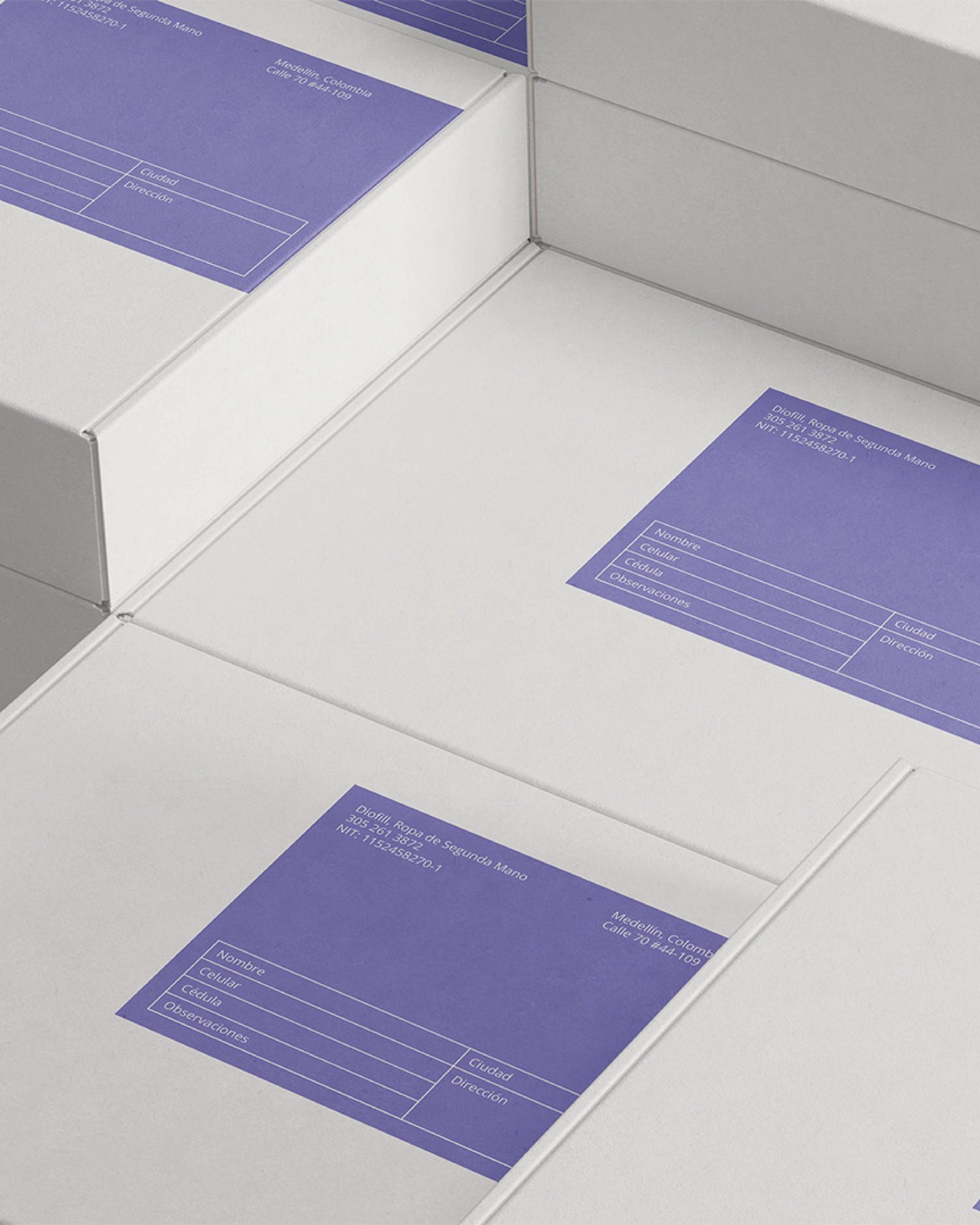 Cajas de envío blancas con la etiqueta de Diofill en violeta