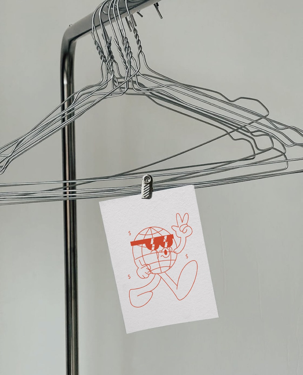 Tarjeta ilustrada de Diofill colgada de una percha de alambre