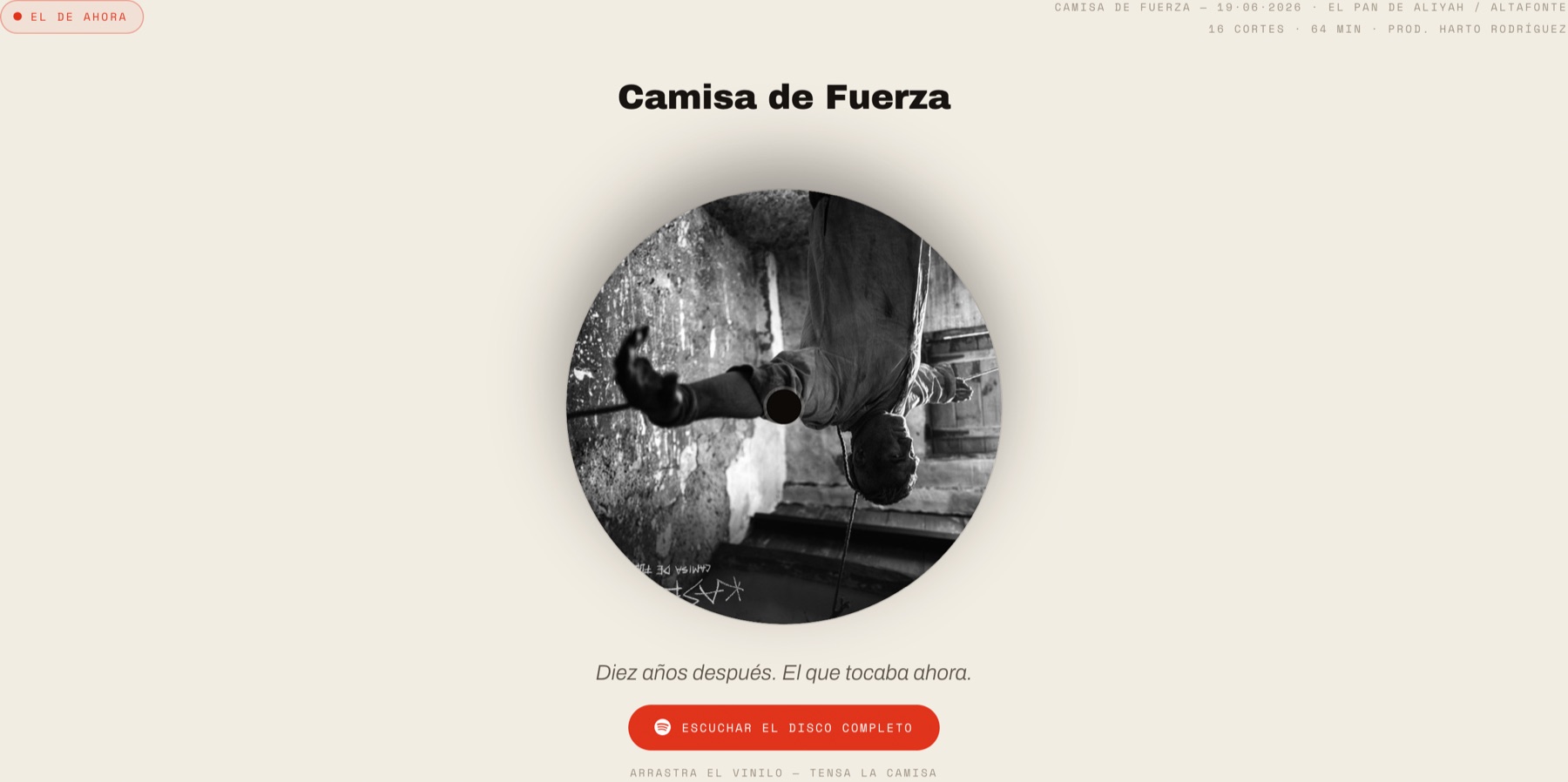 Estribillo: el disco Camisa de Fuerza en tema claro, con su portada montada como un vinilo que se arrastra y el botón para escucharlo entero