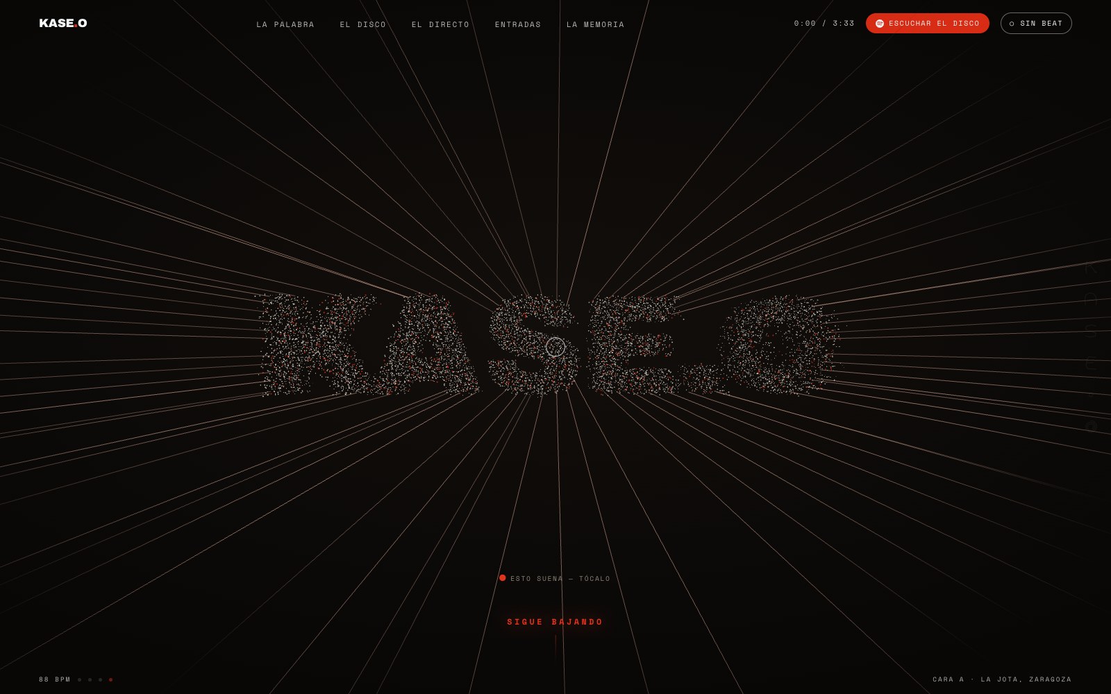 Intro: el wordmark KASE.O construido con partículas, con líneas de fuga rojas saliendo del centro